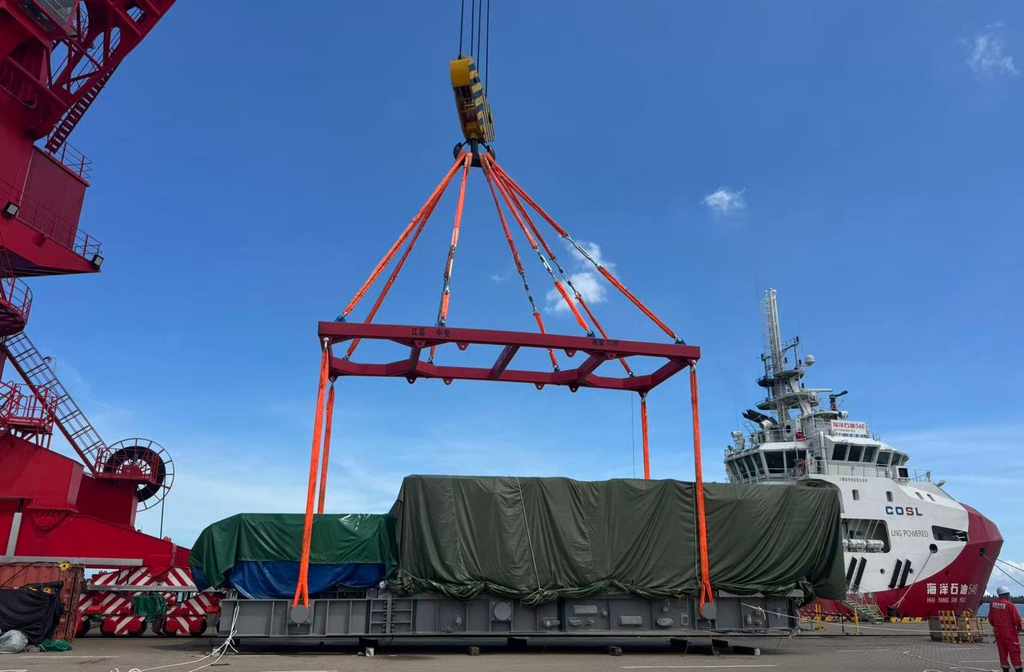 Heavy-lifting slings and rigging assemblies
