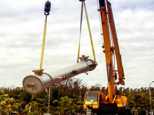 Refinery equipment maintenance with heat-resistant slings