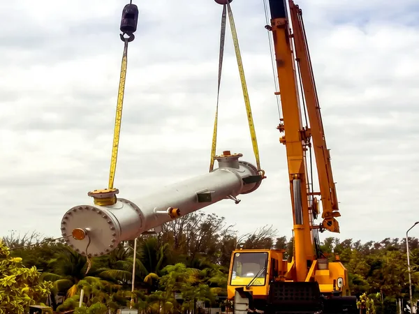 Refinery equipment maintenance with heat-resistant slings