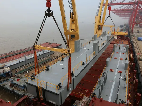 Port cargo handling with synthetic lifting slings