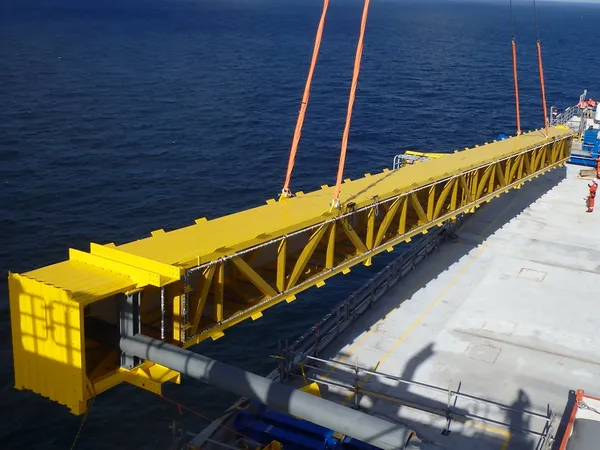 Offshore supply vessel lifting with marine-grade rigging